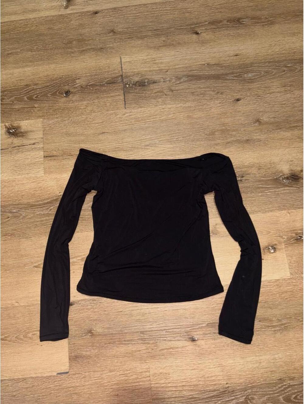 In The Style Black Off Shoulder Ruched Long Sleeve Top Size M